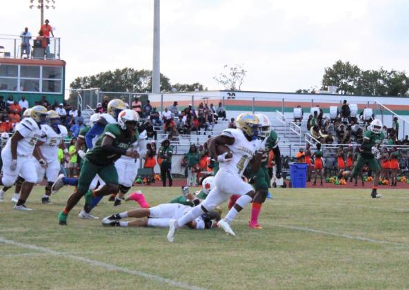 Osceola’s Taevion Swint goes around the right end on a run Monday against Jones High School. The Kowboys fell, 18-7, in the first of four games in 12 days. PHOTO/KEN JACKSON