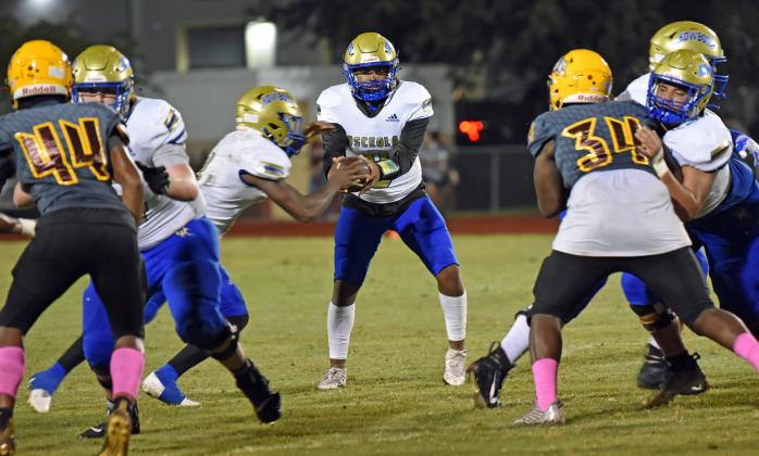 Osceola Quarterback David Buggs (8) hands off to Taevion Swint during Monday’s 42-3 win over. St. Cloud. PHOTO/JANA HICKMAN STULTZ