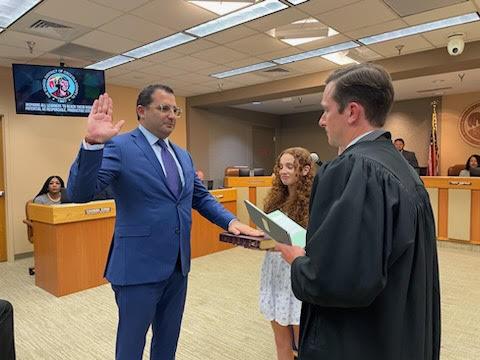 Judge Chad Alvaro swears in Dr. Mark Shanoff, joined by his daughter Parker, Tuesday as the Osceola County School District’s next superintendent. PHOTO/OSCEOLA COUNTY SCHOOL DISTRICT