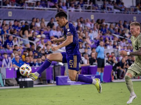 César Araújo goes airborne to corral this ball Saturday against LAFC. PHOTO/MARIO CASAMALHUAPA