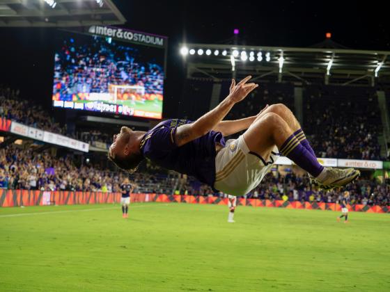 Duncan McGuire scores and does a back flip to the fan’s delight. PHOTO/MARIO CASAMALHUAPA