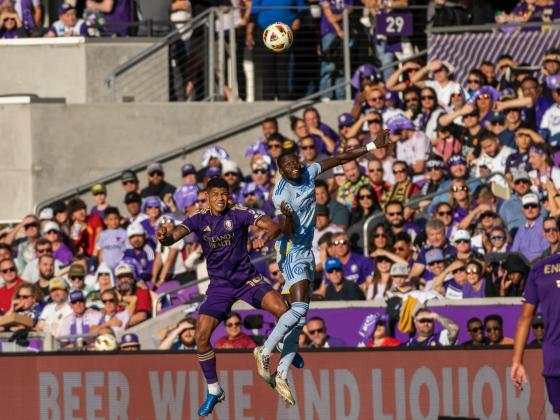 Wilder Cartagena fights for a header. PHOTO/MARIO CASAMALHUAPA