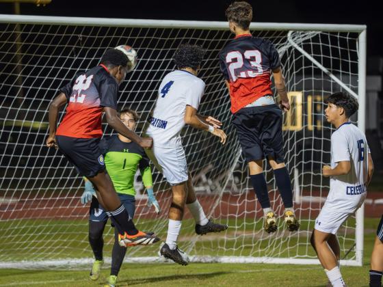 Keandre Octave author of the first goal of Gateway connects with a header . PHOTO/MARIO CASAMALHUAPA