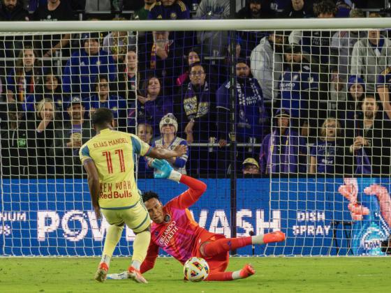 Pedro Gallese stopped Elias Manoel to prevent a second goal. PHOTO/MARIO CASAMALHUAPA