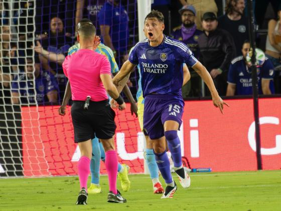 Rodrigo Schlegel also ask the referee for a Penalty Kick. He was screaming because his shirt was pulled.PHOTO/MARIO CASAMALHUAPA