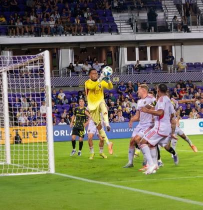 Pedro Gallese punches the ball out on a corner kick. Lions tied the Crew at Inter&Co Stadium. (Photo/Mario Casamalhuapa)