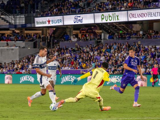 Pedro Gallese saves a potential goal by coming out of the box and making a save. Photo by Mario Casamalhuapa