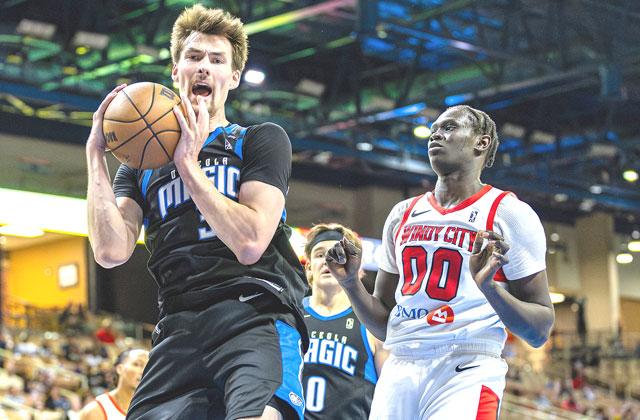 He’s in your face: center Colin Castleton returns to the Osceola Magic this year as a two-way player with the Orlando NBA parent club. Osceola opens the season Friday and Saturday at the Silver Spurs Arena. (Photo/ Taylor McFee)