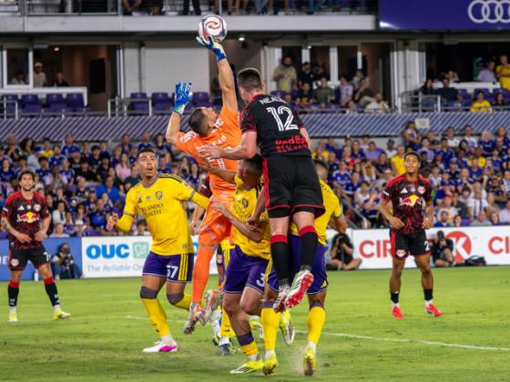 Orlando goalie Maxime Crépeau was busy in his City regular-season debut, making 11 saves, many like this. (Photo/Mario Casamalhuapa)