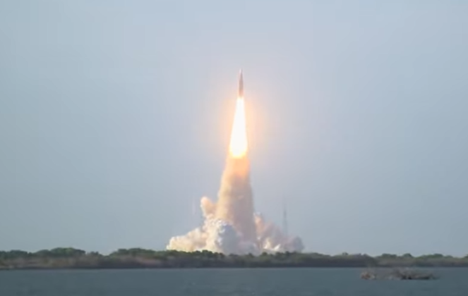 With NASA astronauts Reid Wiseman, Victor Glover and Christina Koch and Canadian Space Agency astronaut Jeremy Hansen aboard, the Integrity blazed its way into the heavens from Lauchpad 39-B at 6:35 p.m. (Photo/NASA Twitter)