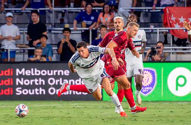 Robert Lewandowski wins the ball against Robin Jansson. Jansson caused a penalty agains the former Barcelona and Bayern Munich player. (Photo/Mario Casamalhuapa)