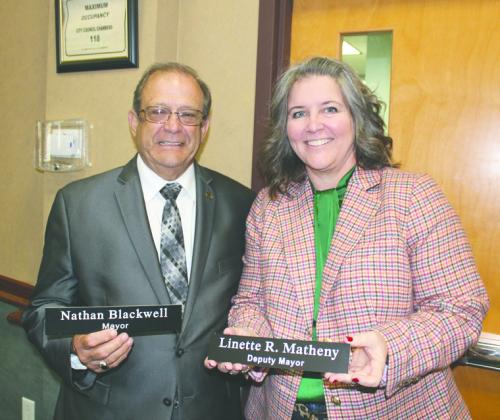 Outgoing Mayor Nathan Blackwell and Council member Linette Matheny take keepsakes with them. PHOTO/KEN JACKSON