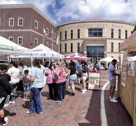 Shoppers and vendors fill the streets at Saturday’s St. Cloud Farmer’s Market. PHOTO/DEBBIE DANIEL