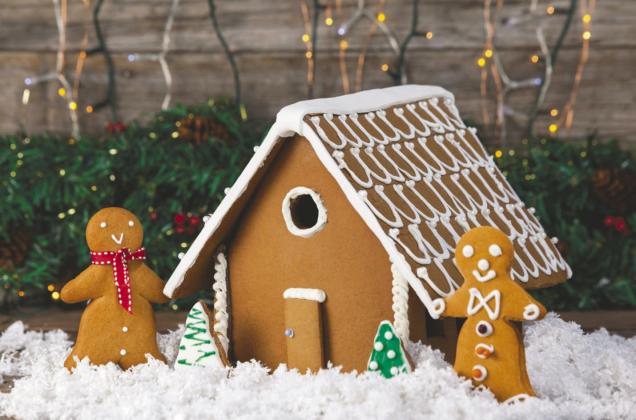 Gingerbread house with gingerbread men. (Photo/Freepik.com)