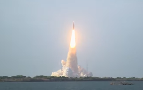 With NASA astronauts Reid Wiseman, Victor Glover and Christina Koch and Canadian Space Agency astronaut Jeremy Hansen aboard, the Integrity blazed its way into the heavens from Lauchpad 39-B at 6:35 p.m. (Photo/NASA Twitter)