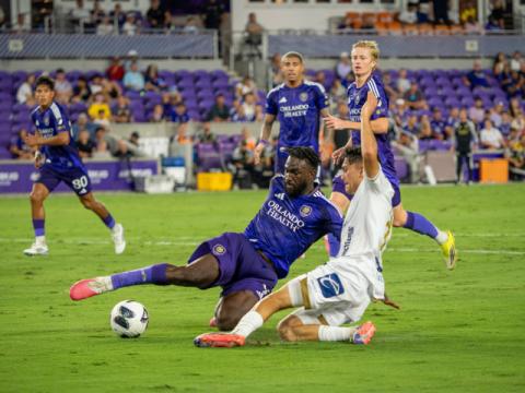 Daryl Dike scored the 1st goal in the 31st minute. Photo by Mario Casamalhuapa