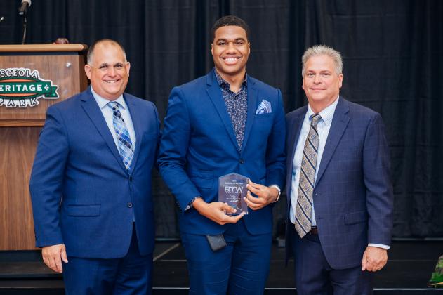 LaVelle Monger (center) accepting the Business of the Year Award for RTW Photography PHOTO/RTW PHOTOGRAPHY