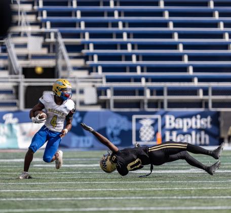 Osceola's Taevion Swint makes West Boca Raton defensive back lay out, and miss, on a sweep in Friday's Class 6A championship game. PHOTO/TAYLOR MCFEE