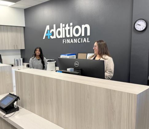 Melinee Patayya (left), student head teller in the Osceola High Addition Financial branch, helped Osceola High cut the ceremonial ribbon last week on its new student-run banking location. PHOTO/DAVID CHIVERS