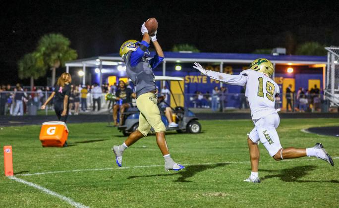Alijah Jenkins hauls in a 19-yard touchdown pass, a score that'd be the winning margin for Osceola Friday over Viera, 13-10. (Photo/Taylor McFee)