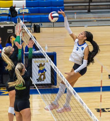 Brooklyn Sippio keyed a second-set rally Wednesday that gave Osceola the lead it needed to take that set and two others. (Photo/Taylor McFee)