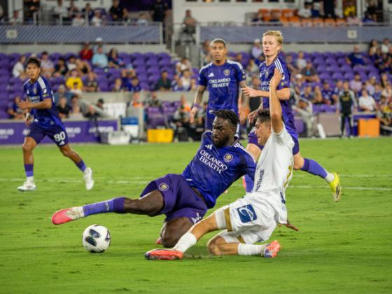 Daryl Dike scored the 1st goal in the 31st minute. Photo by Mario Casamalhuapa