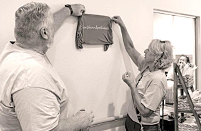 Warren and Chris Hougland unveil the Beverly Hougland Friendship Center plague at the Buen Vecino Ribbon Cutting ceremony. (Photo/Osceola Council on Aging)