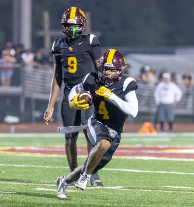 St. Cloud’s Michael Cuyler ran for a game-high 79 yards and a touchdown in St. Cloud’s 41-34 double-overtime win over South Sumter. (Photo/Taylor McFee)