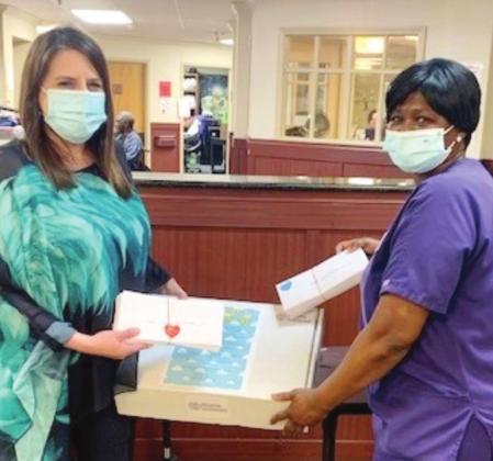 Kelee King and Shaune Berthelot, director of marketing and program manager for Home Instead, delivers letters to local Kissimmee senior center. PHOTO/HOME INSTEAD