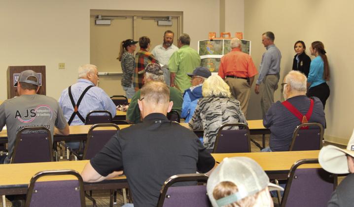 Stakeholders discuss the state of Lake Toho with FWC representatives at a Jan. 16 public meeting. Below photo: Hydrilla. PHOTO/FWC PHOTO/TERRY LLOYD