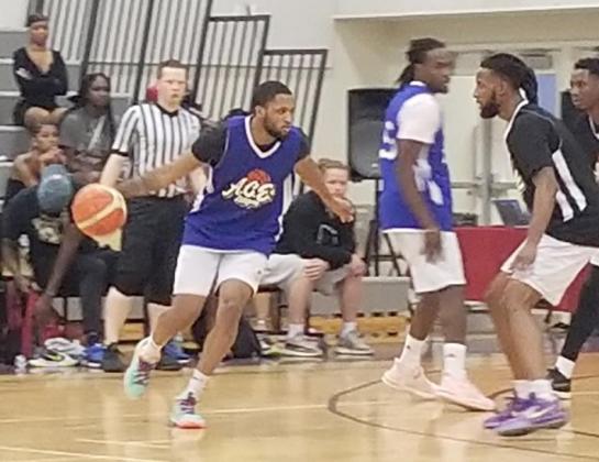 Cortez Edwards drives to the basket in last week’s ACE Pro-Am League championship game. PHOTO/KEN JACKSON