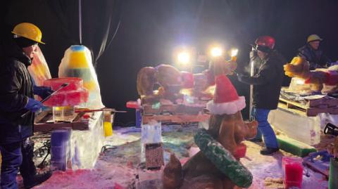 Artisan began their 30-day journey to bring ‘ How the Grinch Stole Christmas’ to life last week. PHOTO/CHRIS MILLER
