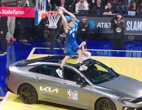 Mac McClung said himself he opened his NBA Dunk Contest title defense Saturday with his best dunk: jumping over a Kia sedan, grabbing the ball from a friend through the sunroof, and reverse dunking it through. PHOTO/X NBA G LEAGUE