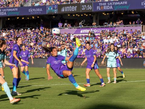 Orlando Pride defender Rafaelle acrobatically clears the ball from an a shot on goal in Sunday's NWSL semifinal, a 1-0 loss to NJ/NY Gotham FC. (Photo/Mario Casamalhuapa)