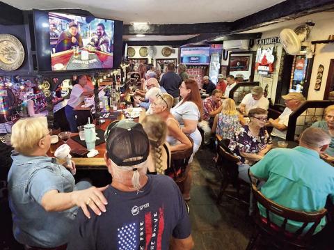 Fox & Hounds celebrates its 40th anniversary — Photos by Ken Jackson